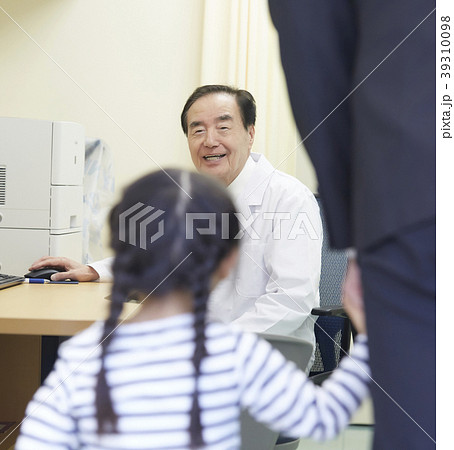病院に行く親子 病院に行く親子 39310098