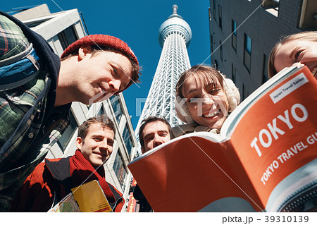 東京を観光する外国人観光客 東京を観光する外国人観光客 39310139