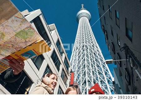 東京を観光する外国人観光客の写真素材