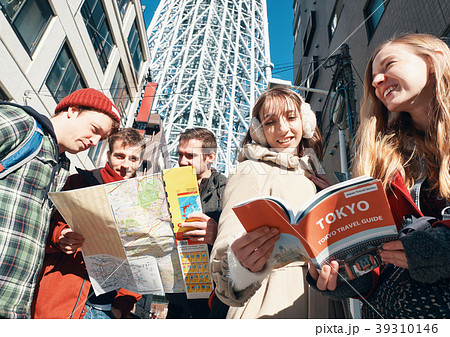東京を観光する外国人観光客の写真素材