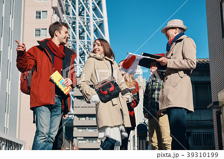 ツアーに参加する外国人観光客 ツアーに参加する外国人観光客 39310199