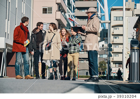 ツアーに参加する外国人観光客 39310204