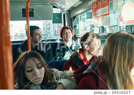 バスに乗る外国人観光客 39310327