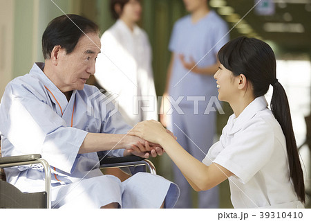 病院　車椅子　シニア男性 39310410