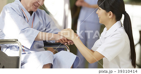 病院　車椅子　シニア男性 39310414