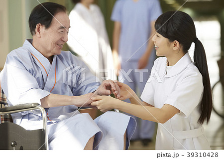 病院 車椅子 シニア男性 病院 車椅子 シニア男性 39310428