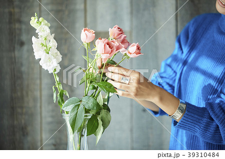 花を活ける女性の写真素材