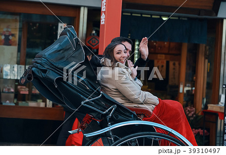 人力車に乗る外国人観光客 39310497