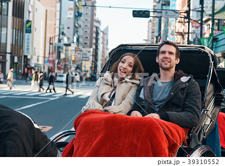 人力車に乗る外国人観光客 人力車に乗る外国人観光客 39310552