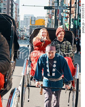 人力車に乗る外国人観光客 39310578
