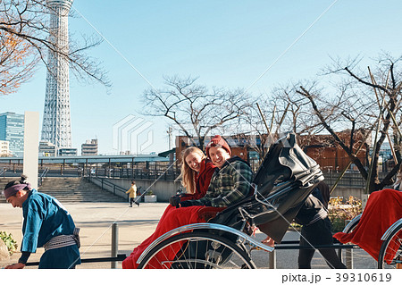 人力車に乗る外国人観光客 人力車に乗る外国人観光客 39310619