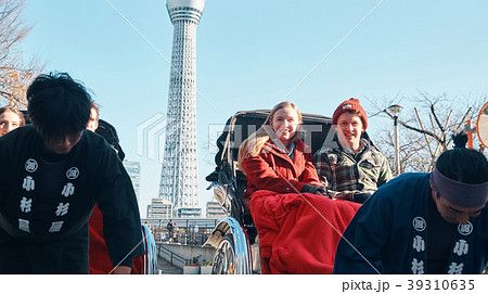 人力車に乗る外国人観光客 39310635