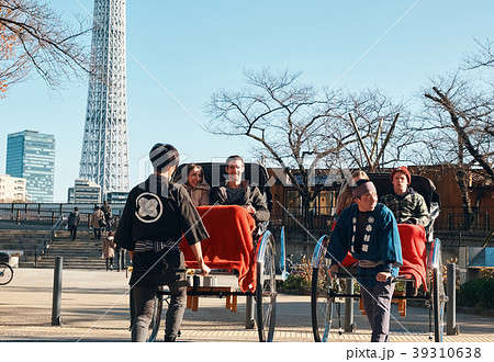 人力車に乗る外国人観光客 39310638