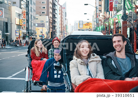 人力車に乗る外国人観光客 人力車に乗る外国人観光客 39310651