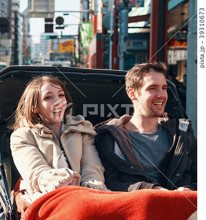人力車に乗る外国人観光客 人力車に乗る外国人観光客 39310673