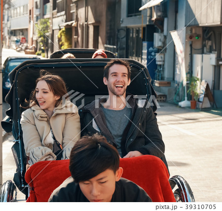 人力車に乗る外国人観光客 39310705