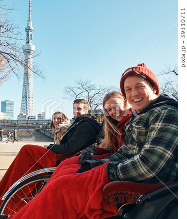 人力車に乗る外国人観光客 人力車に乗る外国人観光客 39310711