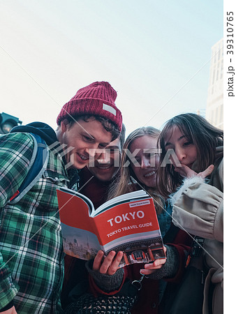 東京を旅行する外国人観光客 39310765