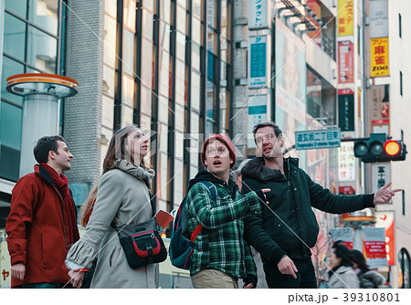 東京を旅行する外国人観光客 39310801