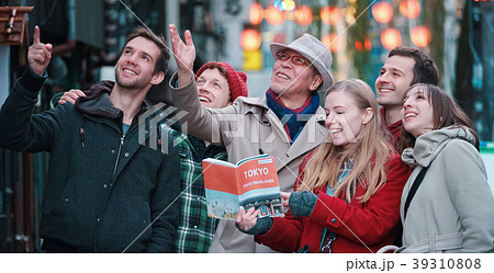 東京を旅行する外国人観光客 39310808