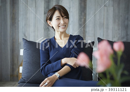リビングでくつろぐ女性 リビングでくつろぐ女性 39311121
