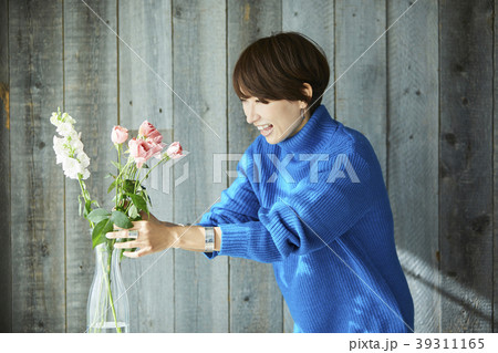 花を活ける女性の写真素材