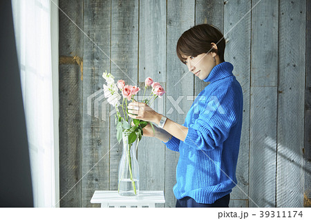 花を活ける女性の写真素材