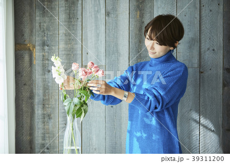 花を活ける女性の写真素材