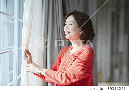窓辺に立つ女性 39311241