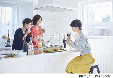 友達と食事をする女性 39311286