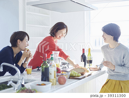 友達と食事をする女性 39311300