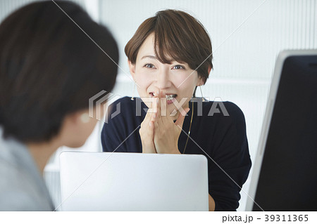 オフィスで働くビジネスウーマン 39311365