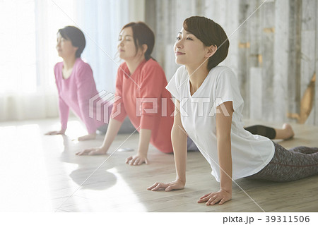 ヨガをする女性 39311506