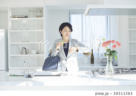 健康的な女性 ビジネスーマン 健康的な女性 ビジネスーマン 39311563