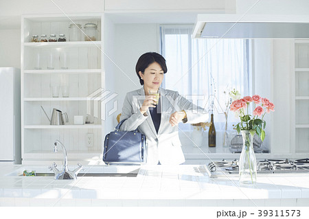 健康的な女性　ビジネスーマン 39311573