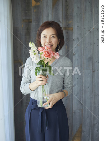 花を活ける女性の写真素材