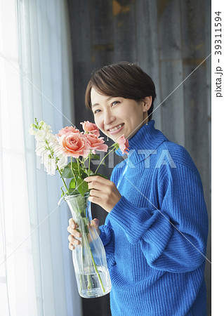 花を活ける女性 39311594