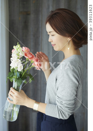 花を活ける女性 39311623