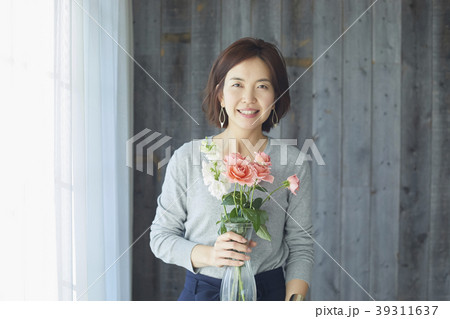 花を活ける女性 花を活ける女性 39311637