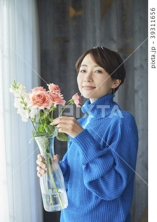 花を活ける女性 39311656