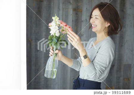 花を活ける女性 花を活ける女性 39311689