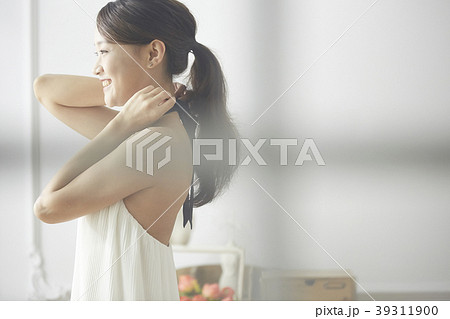 女性　ビューティーイメージ　ドレスアップ 39311900