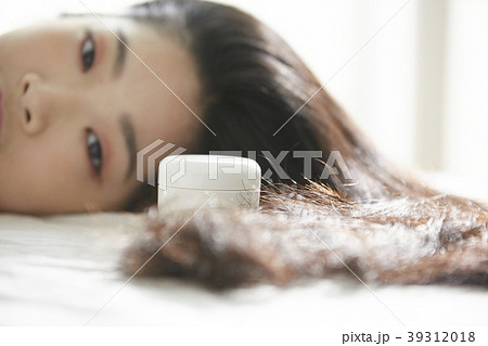 女性　ビューティーイメージ　ヘアケア 39312018