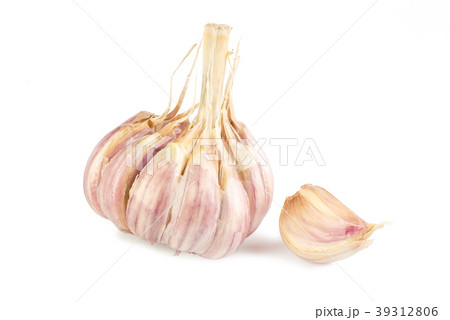 Fresh garlic isolated on white background Fresh garlic isolated on white background 39312806