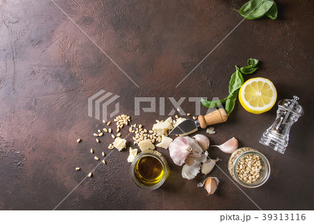 Basil pesto sauce 39313116