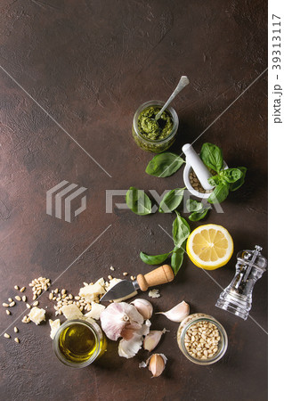 Basil pesto sauce 39313117