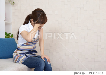 悲しむ女性 39314034