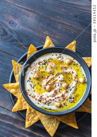 Bowl of hummus with tortilla chips Bowl of hummus with tortilla chips 39314352