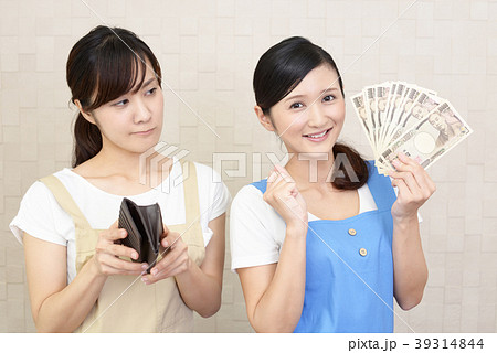 紙幣を持つ二人の女性 39314844