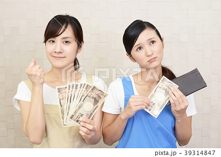紙幣を持つ二人の女性 39314847